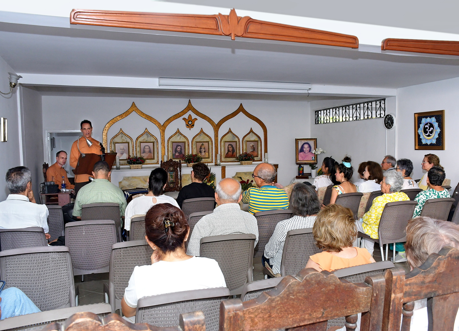 Brother Ekananda speaks to members in Cali.