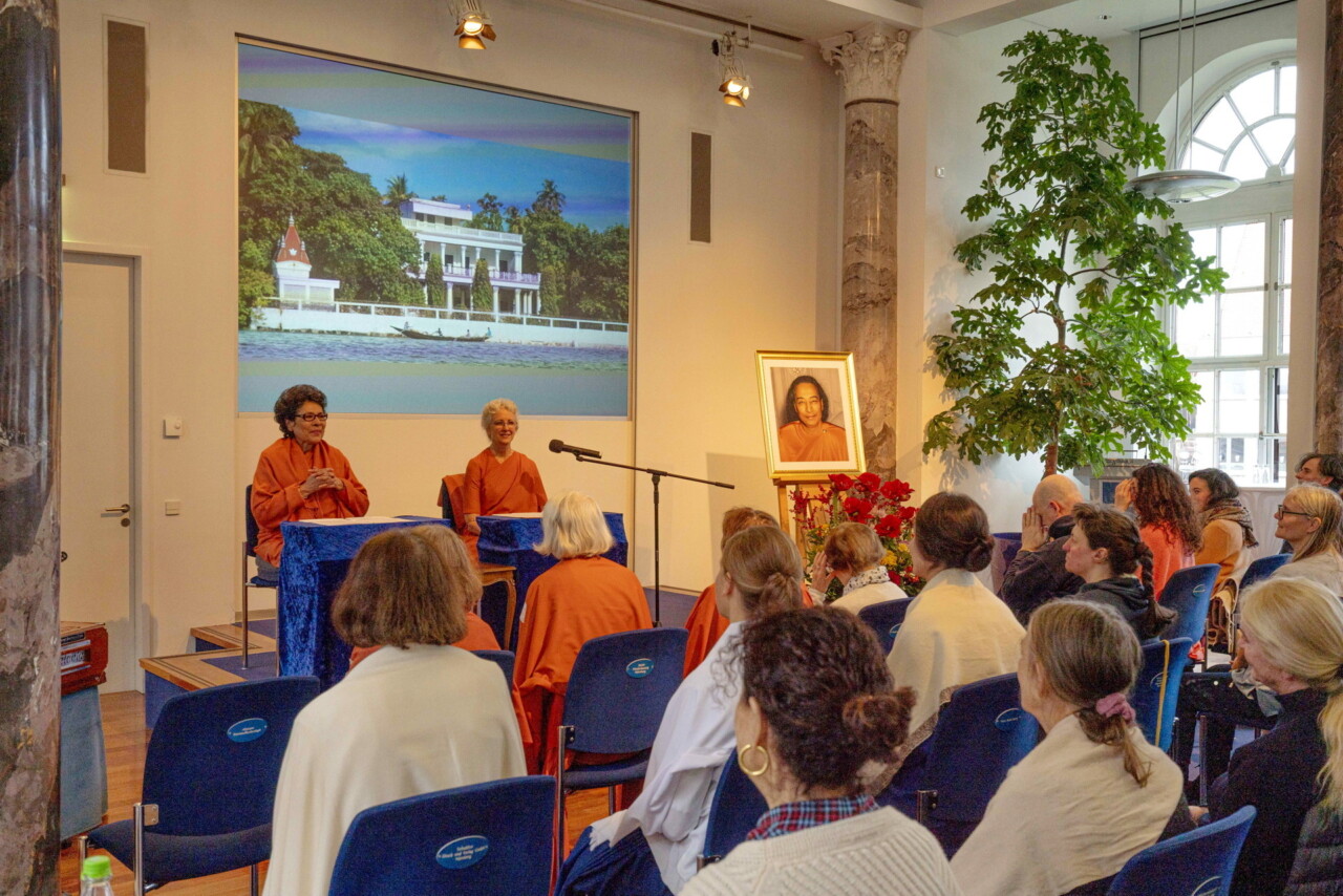 DSC09965 Dec 4 Satsanga Germany Sr Draupadi Sr Brahmani exp