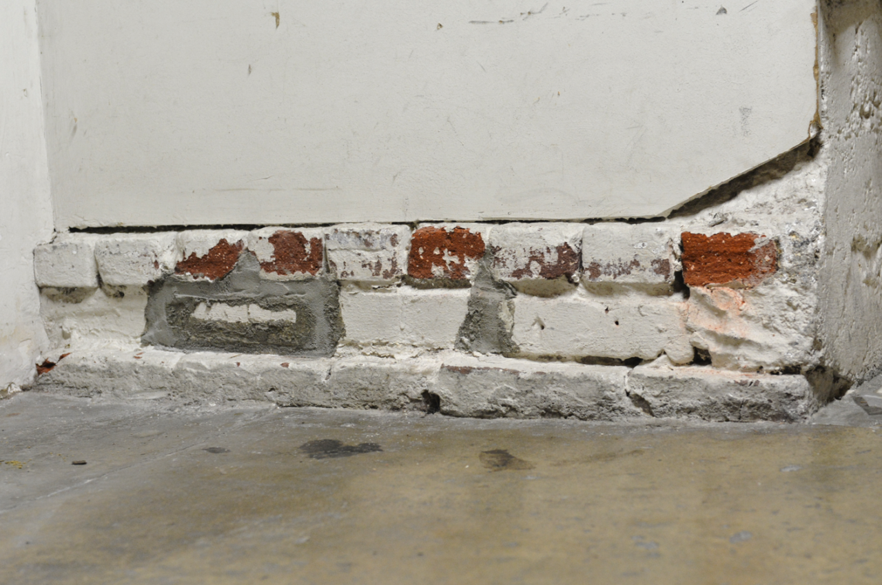 Building resting on unreinvorced masonry foundation