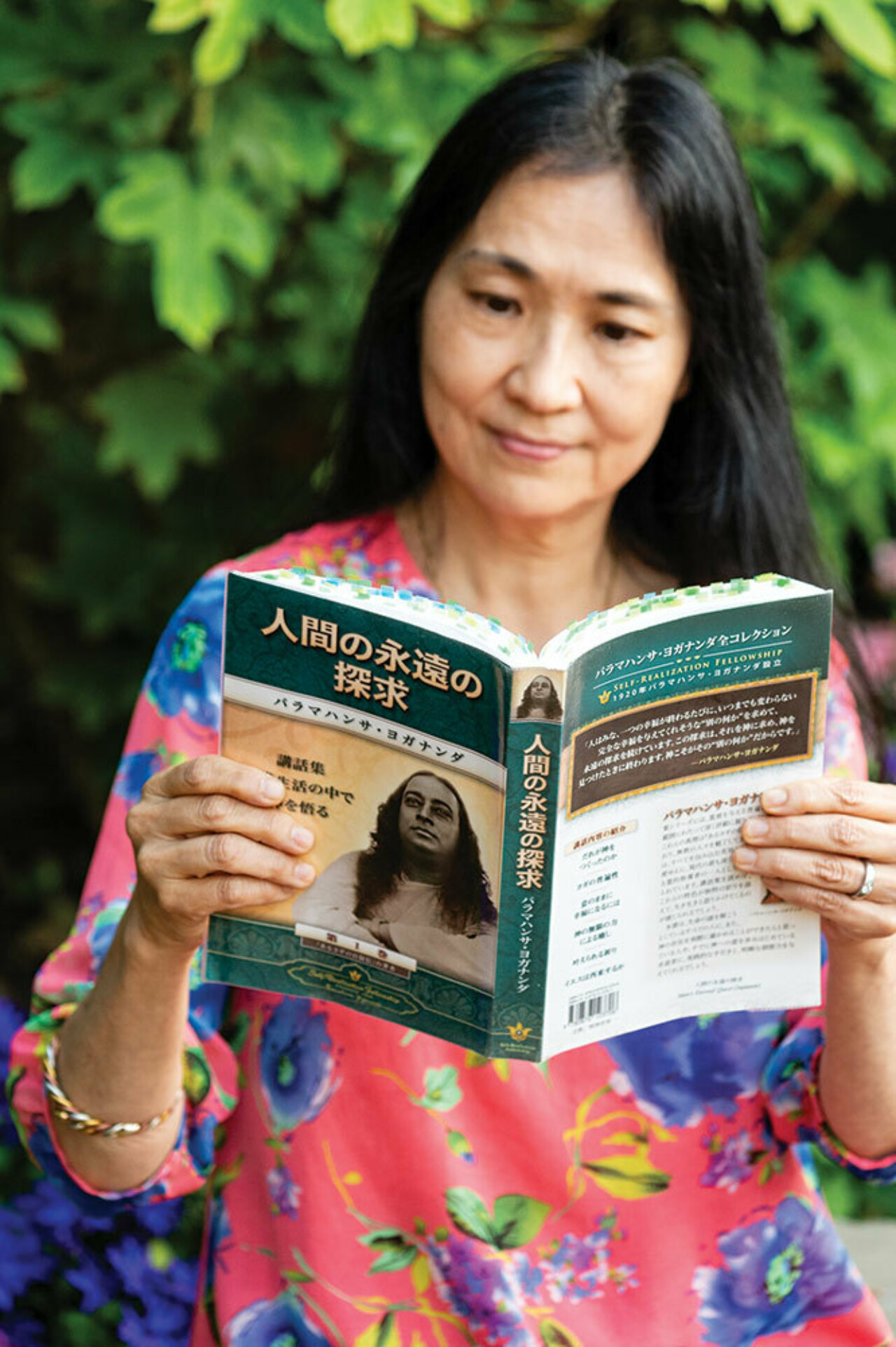 SRF Devotee reading Japanese Mans Eternal Quest