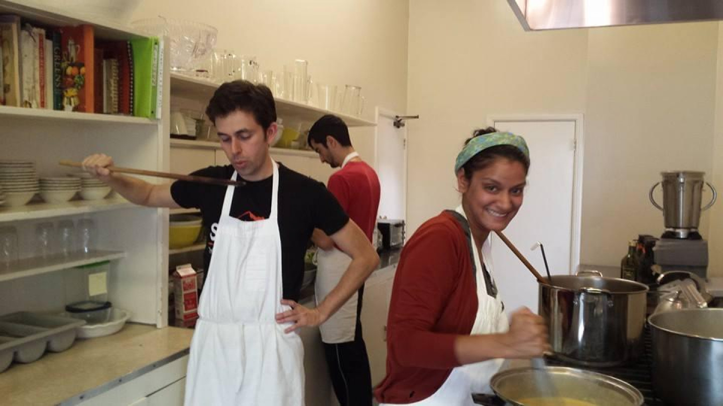 Hollywood Temple Volunteers In Kitchen